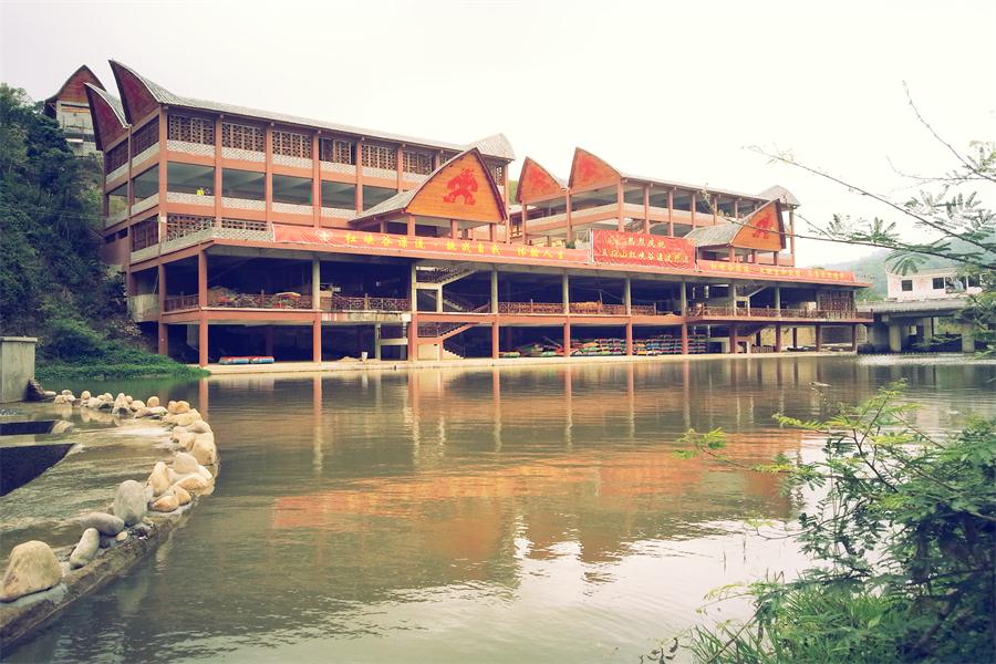 五指山紅峽谷文化旅游風(fēng)景區(qū)漂流點(diǎn)